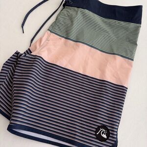 Quicksilver Men HighLine Surfsilk AirBrush 19" 4 Way Stretch Board Short Blue 40